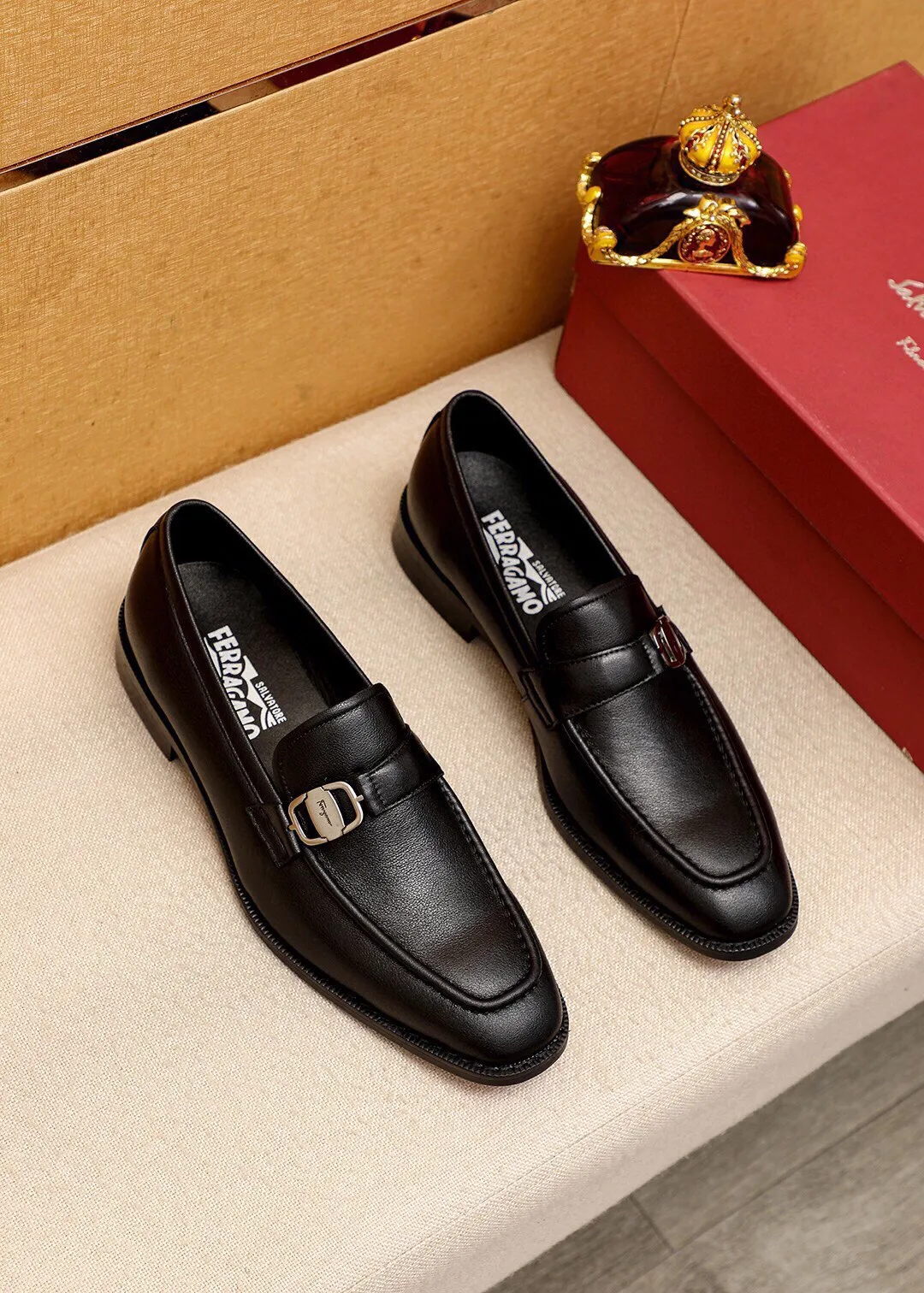 Men's shoes 💰400 💐 Product trademark: Ferragamo "Ferragamo" casual leather shoes Regular size: 39-44 (38.45.46🉑️customized) Product materials: Selected imported calfskin upper + classic hardware buckle, imported pig leather lining. Strong three-dimensional visual effect, non-slip and wear-resistant combination outsole Color: 1⃣️color optional